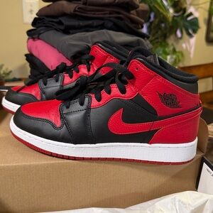 Air Jordan 1 Mid GS Sneakers 6.5 big kid black/red
